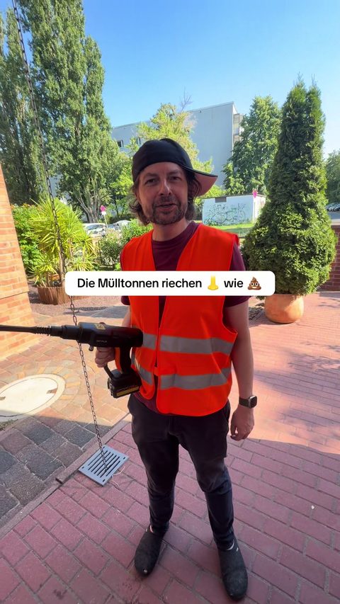 Akku-Hochdruckreiniger reinigt Pflastersteine
