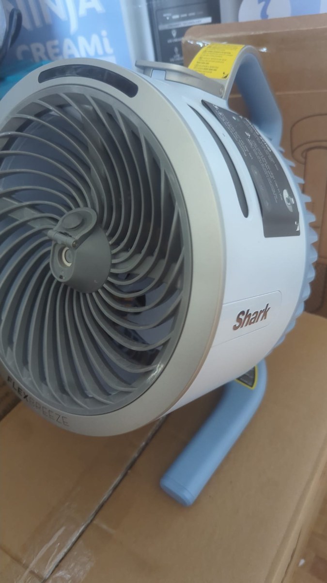 Shark FlexBreeze Nebel-Ventilator mit Sprühnebel auf der Terrasse
